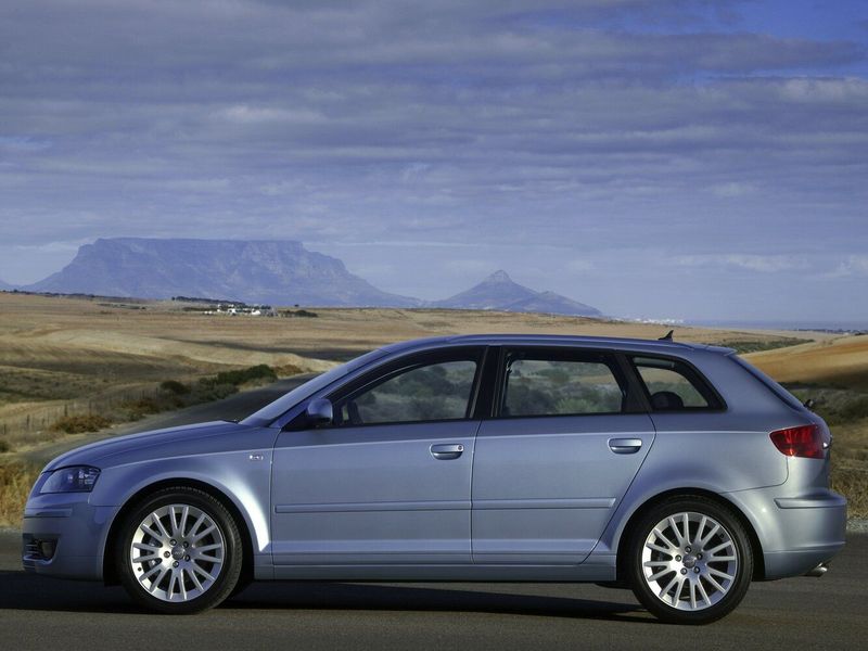 Audi A3 II (8P) II (8P) فيس ليفت 1، هاتشباك 5 أبواب Sportback — منظر من الجانب الأيسر