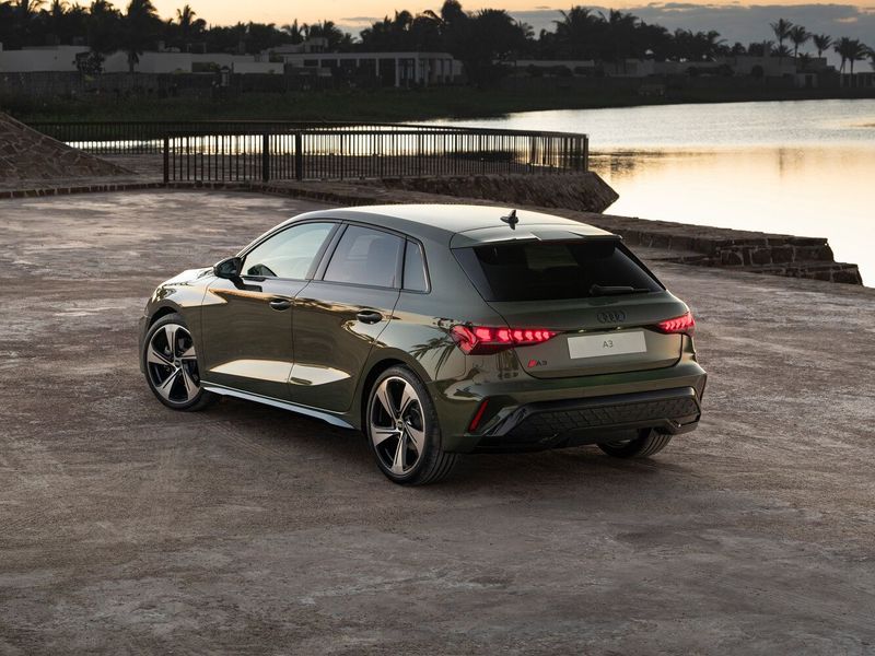 Audi A3 عملية فيس ليفت IV (8 سنوات)، هاتشباك 5 أبواب Sportback — منظر خلفي بزاوية ثلاثة أرباع