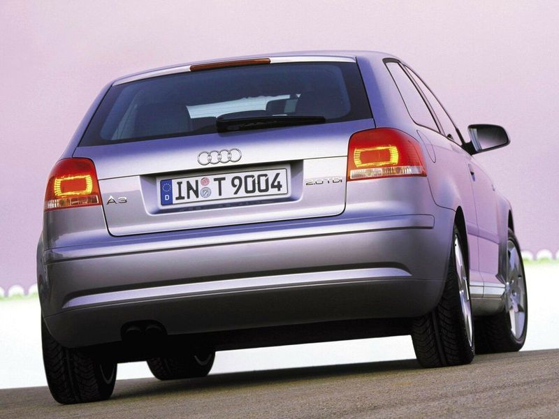 Audi A3 II (8P)، هاتشباك 3 أبواب — منظر خلفي أيمن
