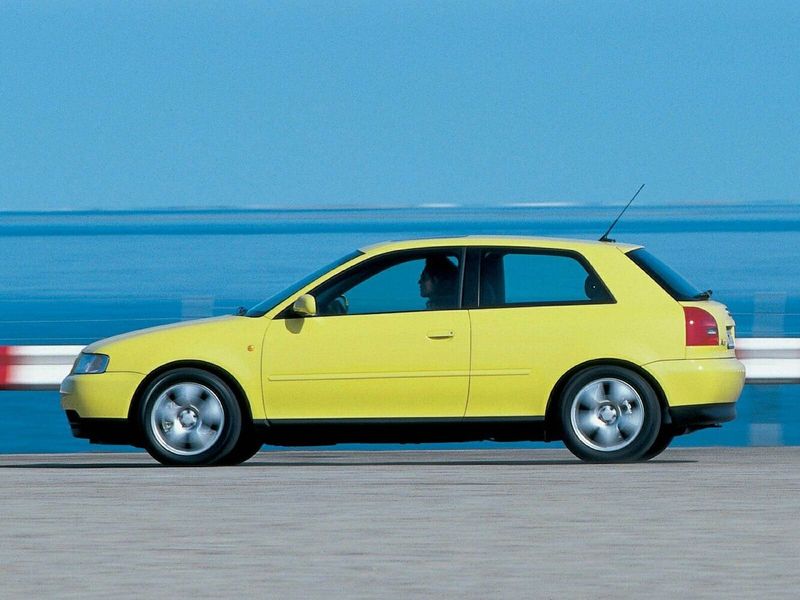 Audi A3 I (8 لتر)، هاتشباك 3 أبواب — منظر من الجانب الأيسر