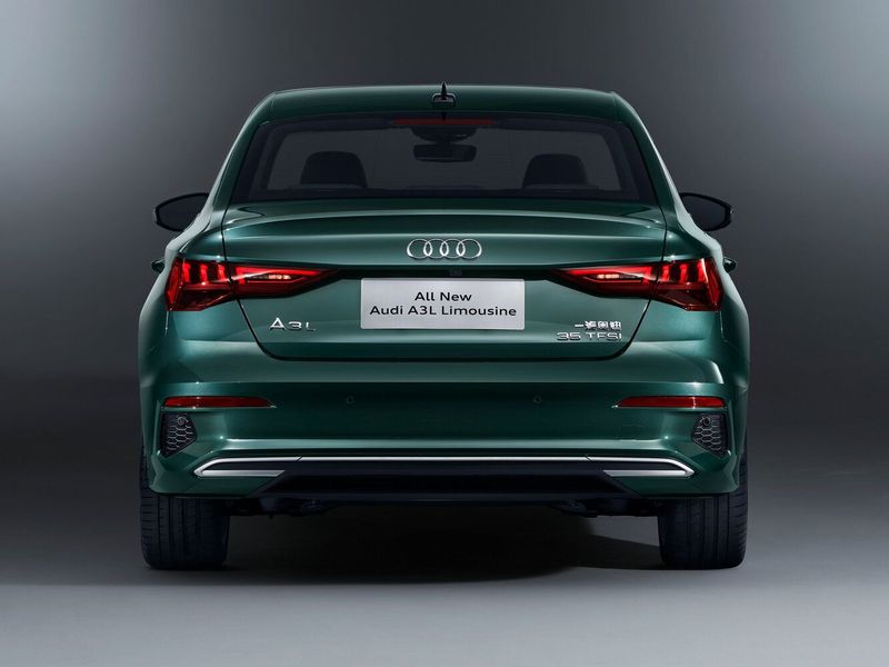 Audi A3 IV (8Y)، سيدان L — منظر خلفي