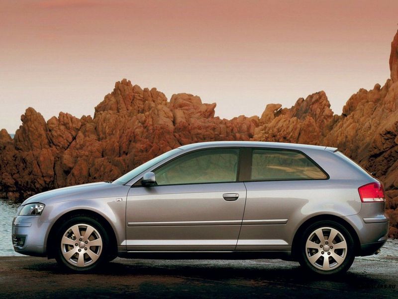 Audi A3 II (8P)، هاتشباك 3 أبواب — منظر من الجانب الأيسر
