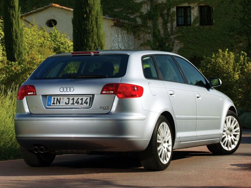 Audi A3 II (8P) II (8P) فيس ليفت 1، هاتشباك 5 أبواب Sportback — منظر خلفي أيمن