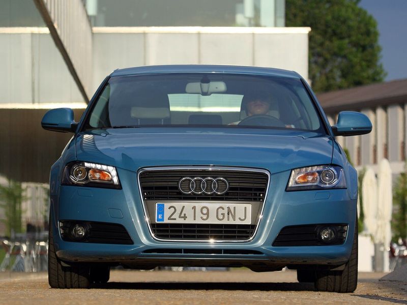 Audi A3 II (8P) II (8P) فيس ليفت 2، هاتشباك 5 أبواب Sportback — منظر أمامي