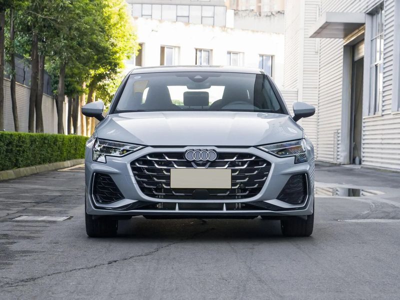 Audi A3 عملية فيس ليفت IV (8 سنوات)، سيدان L — منظر أمامي