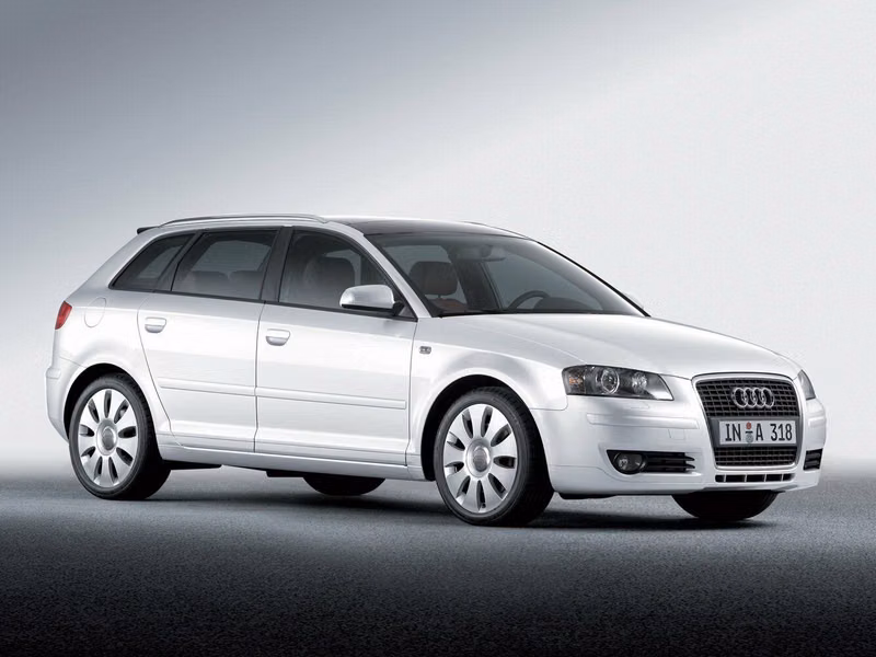Audi A3 II (8P) II (8P) فيس ليفت 1، هاتشباك 5 أبواب Sportback — منظر أمامي أيمن