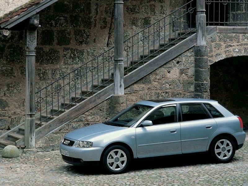 Audi A3 I (8 لتر)، هاتشباك 5 أبواب — منظر أمامي أيمن
