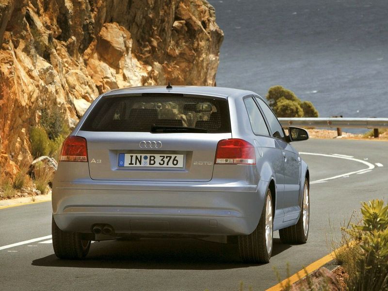 Audi A3 II (8P) II (8P) فيس ليفت 1، هاتشباك 3 أبواب — منظر خلفي أيمن
