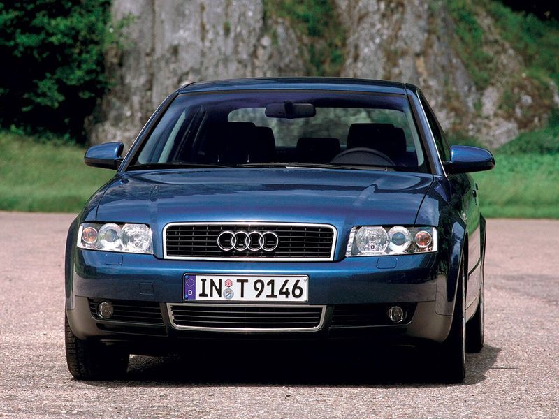 Audi A4 II (B6)، سيدان — منظر أمامي