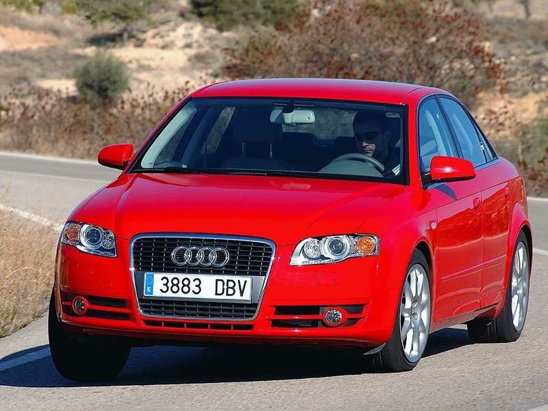 Audi A4 III (B7)، سيدان — منظر أمامي أيمن