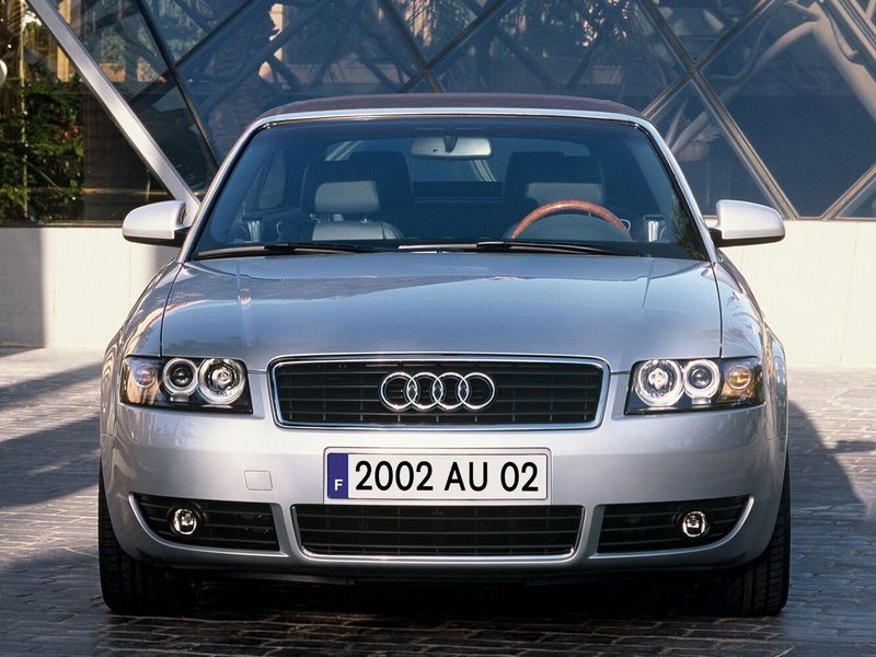 Audi A4 II (B6)، قابلة للتحويل — منظر أمامي