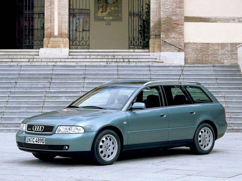 Audi A4 I (B5) فيس ليفت، واجون 5 أبواب — منظر أمامي أيمن