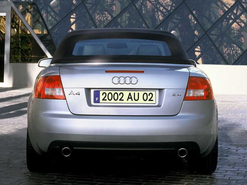 Audi A4 II (B6)، قابلة للتحويل — منظر خلفي