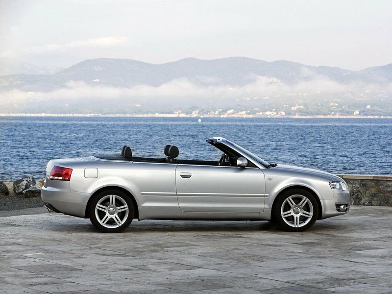 Audi A4 III (B7)، قابلة للتحويل — منظر من الجانب الأيمن