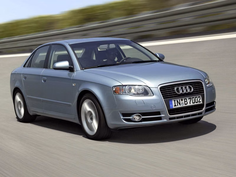 Audi A4 III (B7)، سيدان — منظر أمامي أيمن