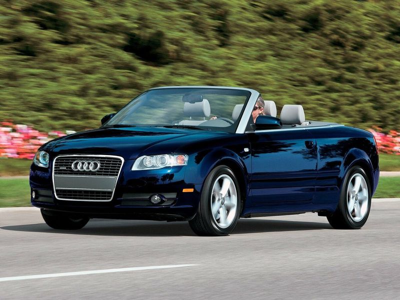 Audi A4 III (B7)، قابلة للتحويل — منظر أمامي أيمن