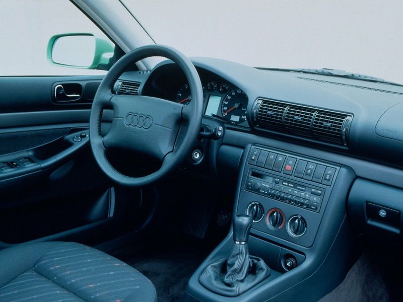 Audi A4 I (B5)، واجون 5 أبواب — منطقة السائق