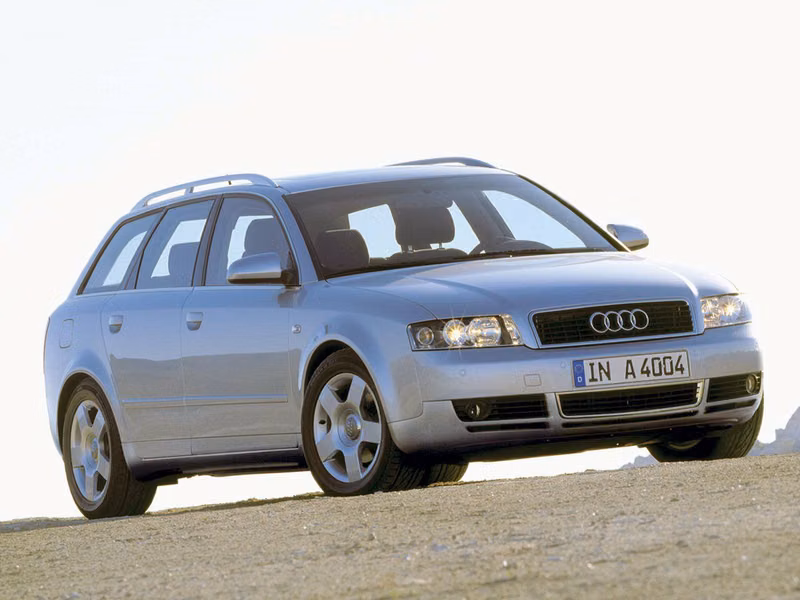Audi A4 II (B6)، واجون 5 أبواب — منظر أمامي أيمن