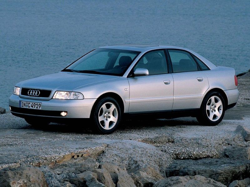 Audi A4 I (B5) فيس ليفت، سيدان — منظر أمامي أيمن