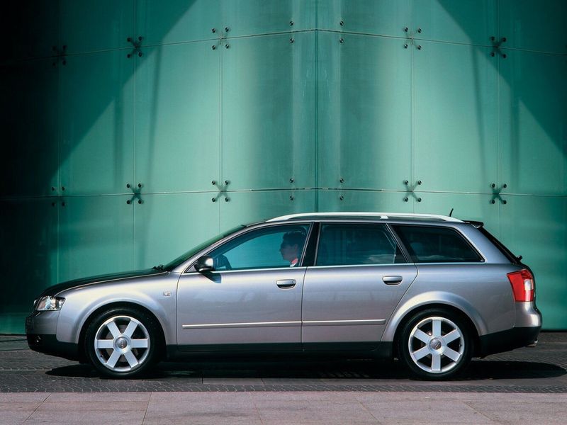 Audi A4 II (B6)، واجون 5 أبواب — منظر من الجانب الأيسر