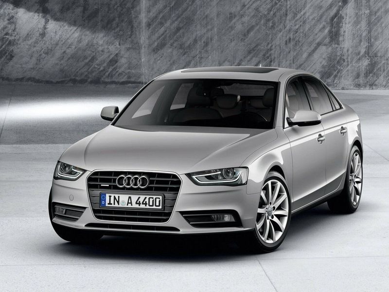 Audi A4 عملية فيس ليفت IV (B8)، سيدان — منظر أمامي أيمن