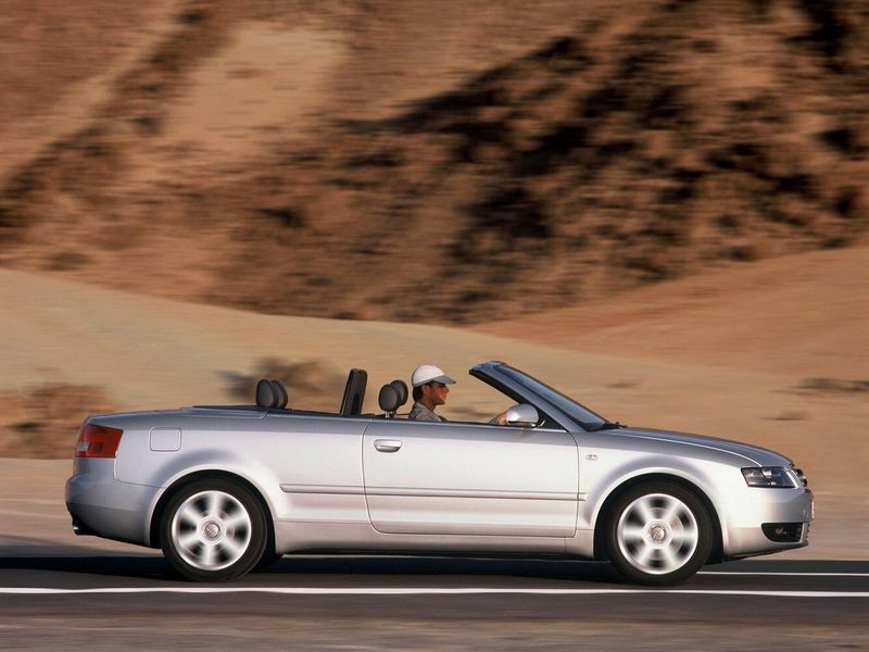 Audi A4 II (B6)، قابلة للتحويل — منظر من الجانب الأيمن