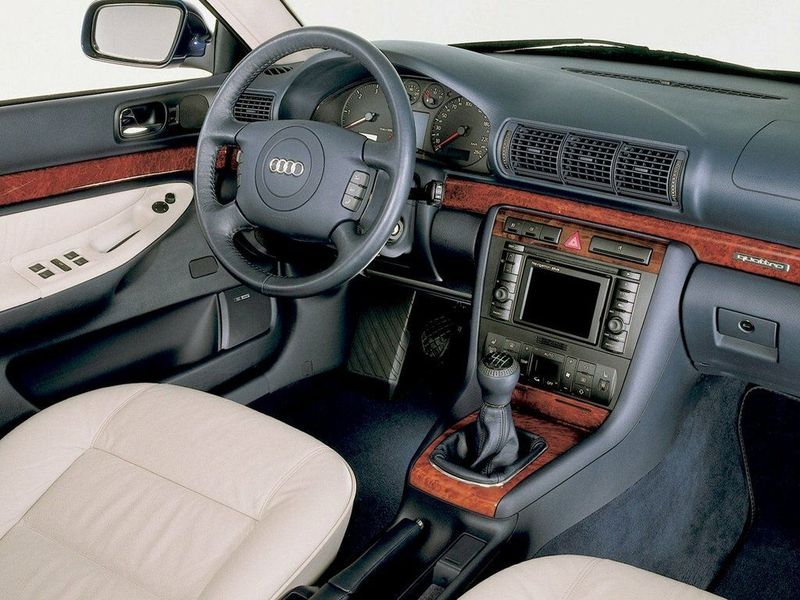 Audi A4 I (B5) فيس ليفت، واجون 5 أبواب — منطقة السائق