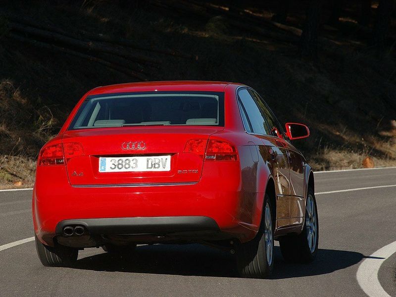 Audi A4 III (B7)، سيدان — منظر خلفي أيمن