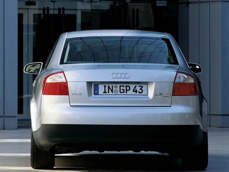 Audi A4 II (B6)، سيدان — منظر خلفي