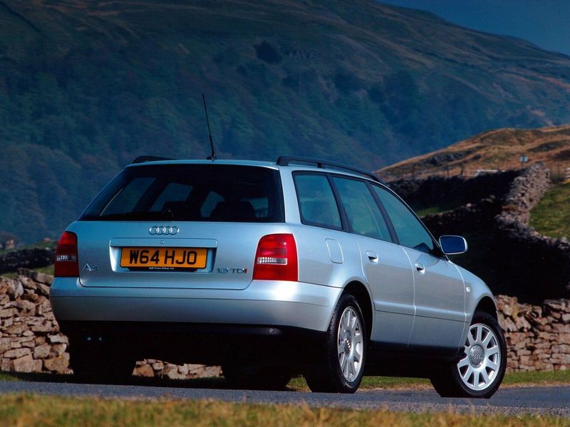 Audi A4 I (B5)، واجون 5 أبواب — منظر خلفي أيمن