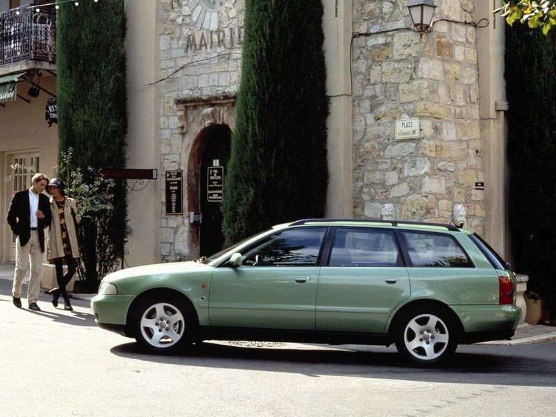 Audi A4 I (B5)، واجون 5 أبواب — منظر من الجانب الأيسر