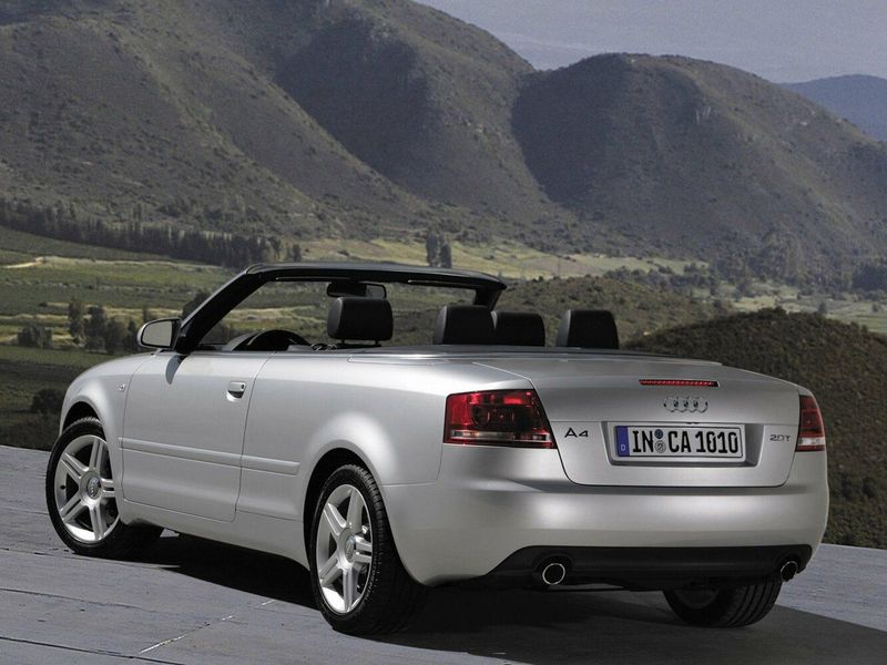 Audi A4 III (B7)، قابلة للتحويل — منظر خلفي أيسر