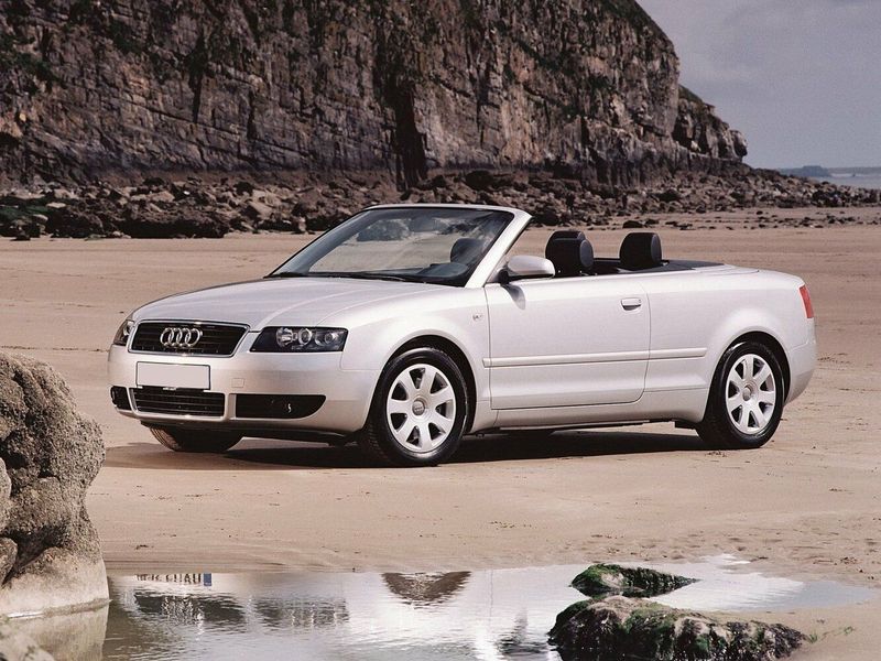Audi A4 II (B6)، قابلة للتحويل — منظر أمامي أيمن