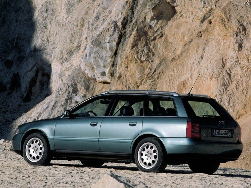 Audi A4 I (B5) فيس ليفت، واجون 5 أبواب — منظر خلفي أيسر