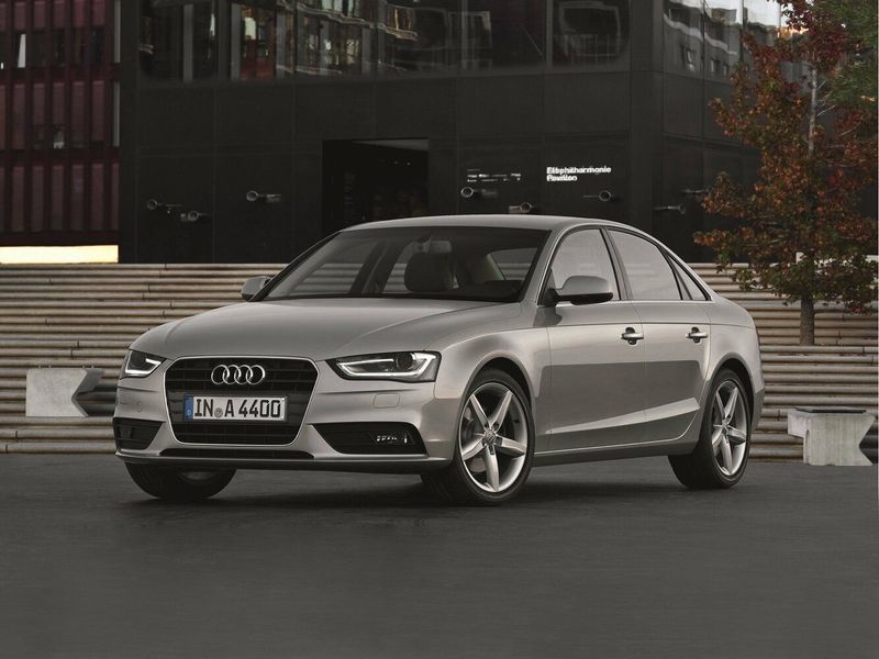 Audi A4 عملية فيس ليفت IV (B8)، سيدان — منظر أمامي أيمن