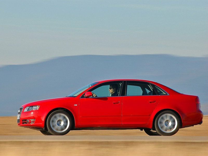 Audi A4 III (B7)، سيدان — منظر من الجانب الأيسر