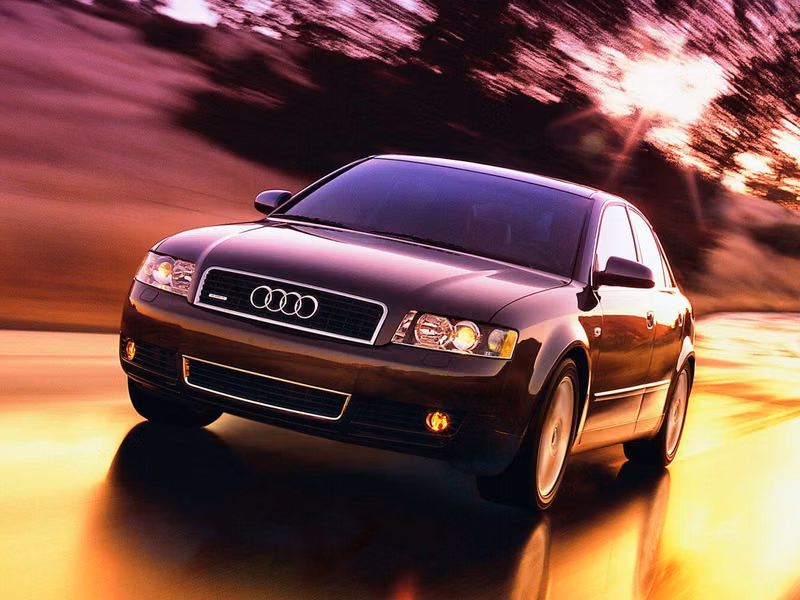Audi A4 II (B6)، سيدان — منظر أمامي أيمن