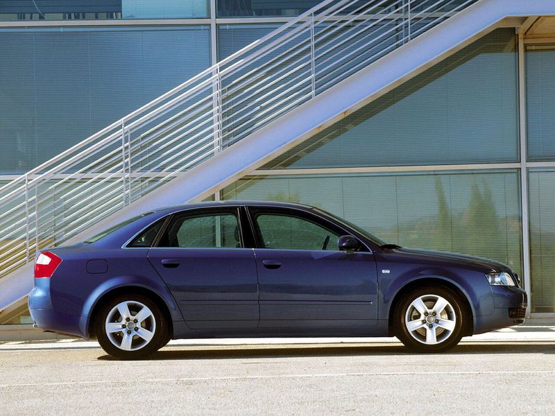 Audi A4 II (B6)، سيدان — منظر من الجانب الأيسر