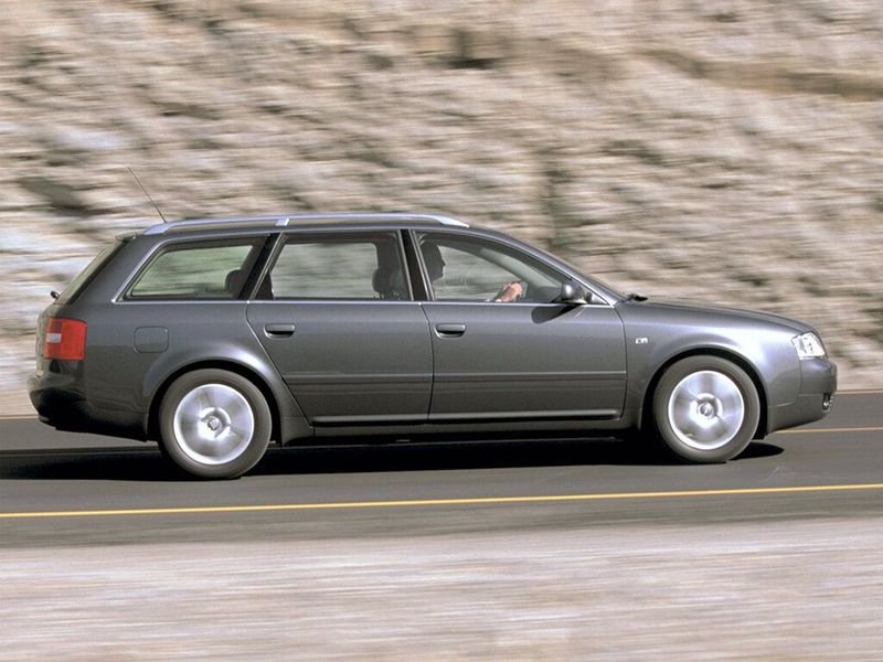 Audi A6 عملية فيس ليفت II (C5)، واجون 5 أبواب — منظر من الجانب الأيسر