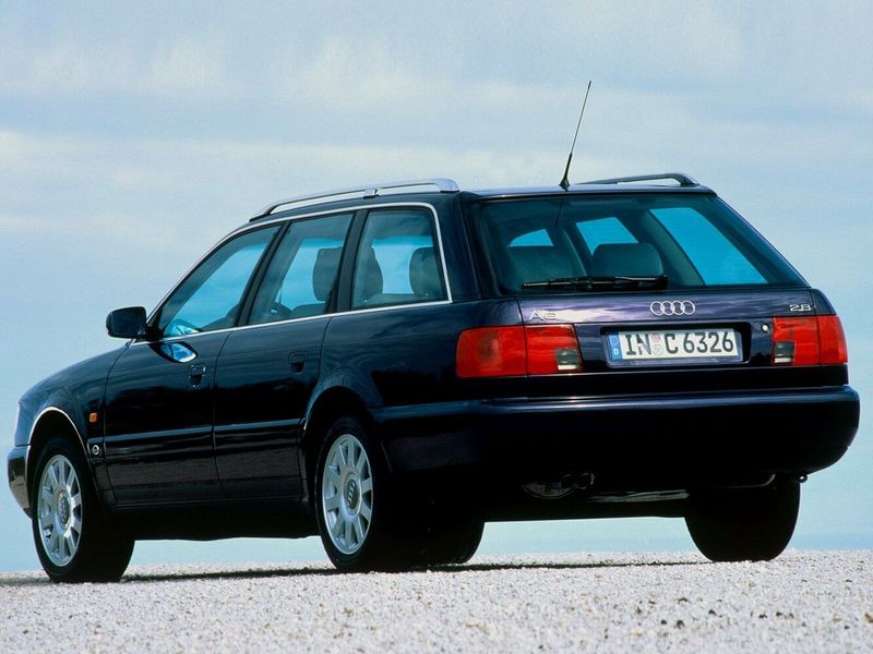 Audi A6 I (C4)، واجون 5 أبواب — منظر خلفي أيسر