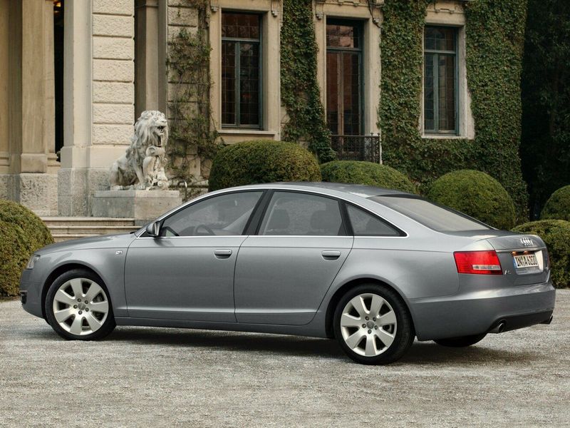 Audi A6 III (C6)، سيدان — منظر خلفي أيسر