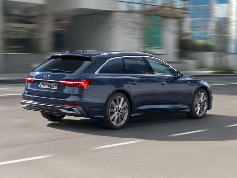 Audi A6 عملية فيس ليفت V (C8)، واجون 5 أبواب — منظر خلفي بزاوية ثلاثة أرباع