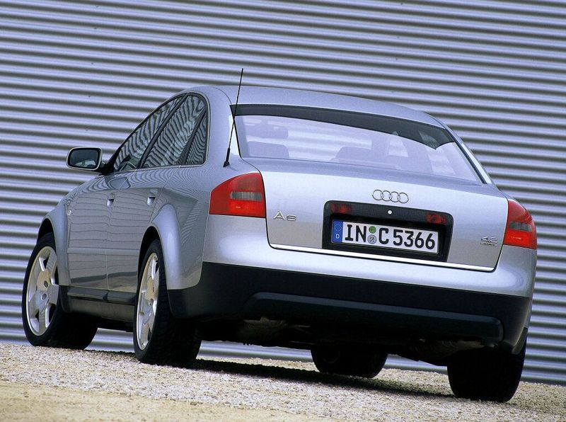 Audi A6 II (C5)، سيدان — منظر خلفي أيسر
