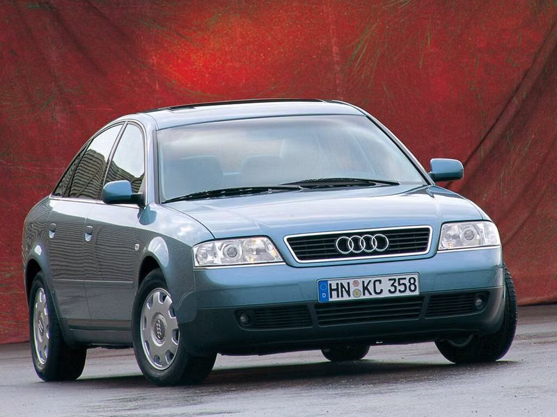 Audi A6 II (C5)، سيدان — منظر أمامي أيمن