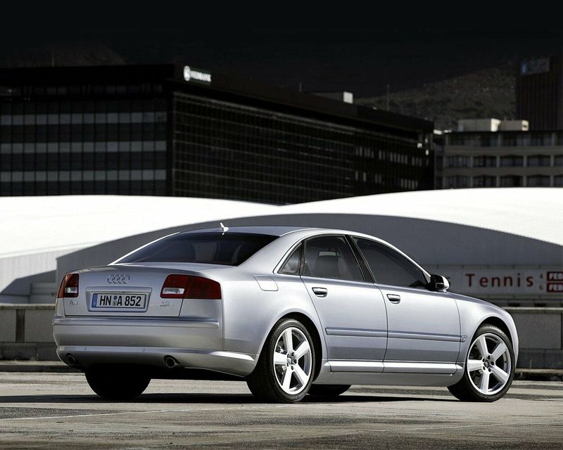 Audi A8 فيس ليفت II (D3) II (D3)، سيدان — منظر خلفي أيمن