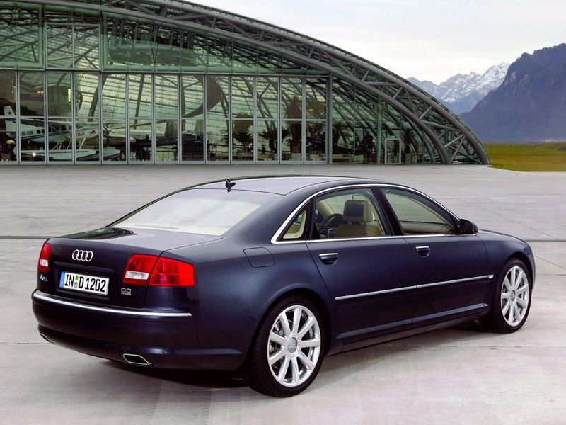 Audi A8 فيس ليفت II (D3) II (D3)، سيدان Long — منظر خلفي أيمن