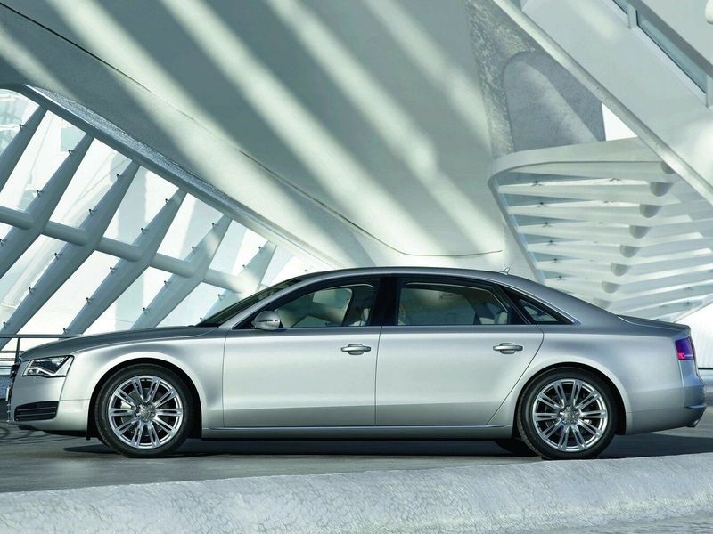 Audi A8 III (D4)، سيدان Long — منظر من الجانب الأيسر