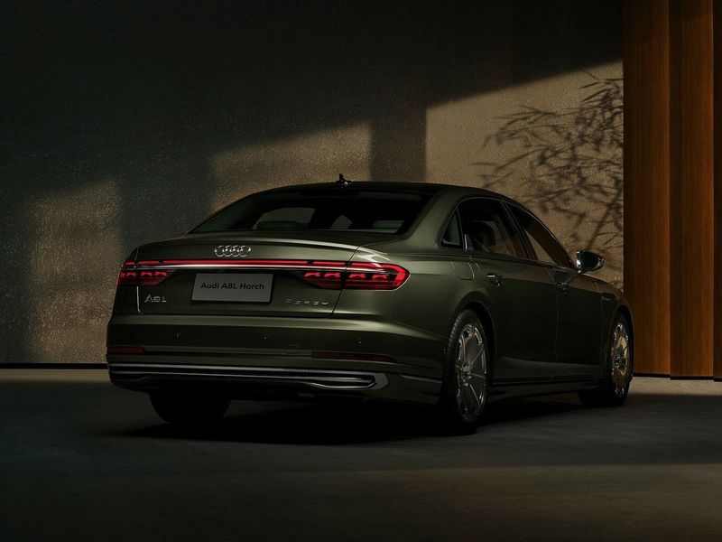 Audi A8 عملية فيس ليفت IV (D5)، سيدان Horch — منظر خلفي بزاوية ثلاثة أرباع