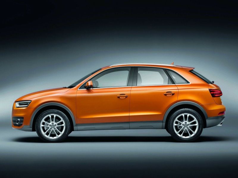 Audi Q3 I (8U)، دفع رباعي 5 أبواب — منظر من الجانب الأيسر