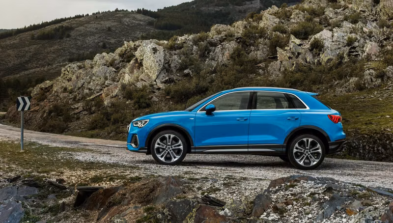 Audi Q3 II (F3)، دفع رباعي 5 أبواب — منظر من الجانب الأيسر